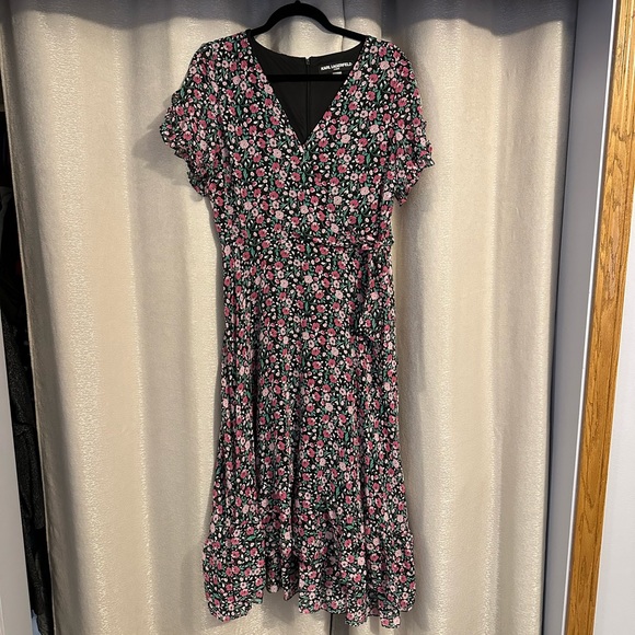 Karl Lagerfeld Paris Floral Short Sleeve Chiffon Faux Wrap Dress - Picture 5 of 8